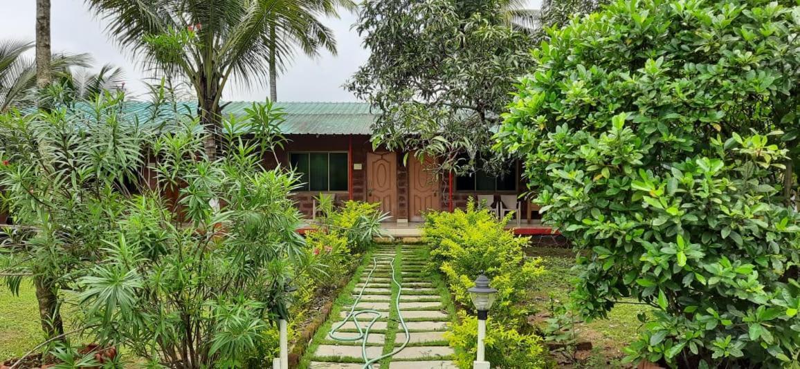 Prajakta Rest House Alībāg Eksteriør bilde