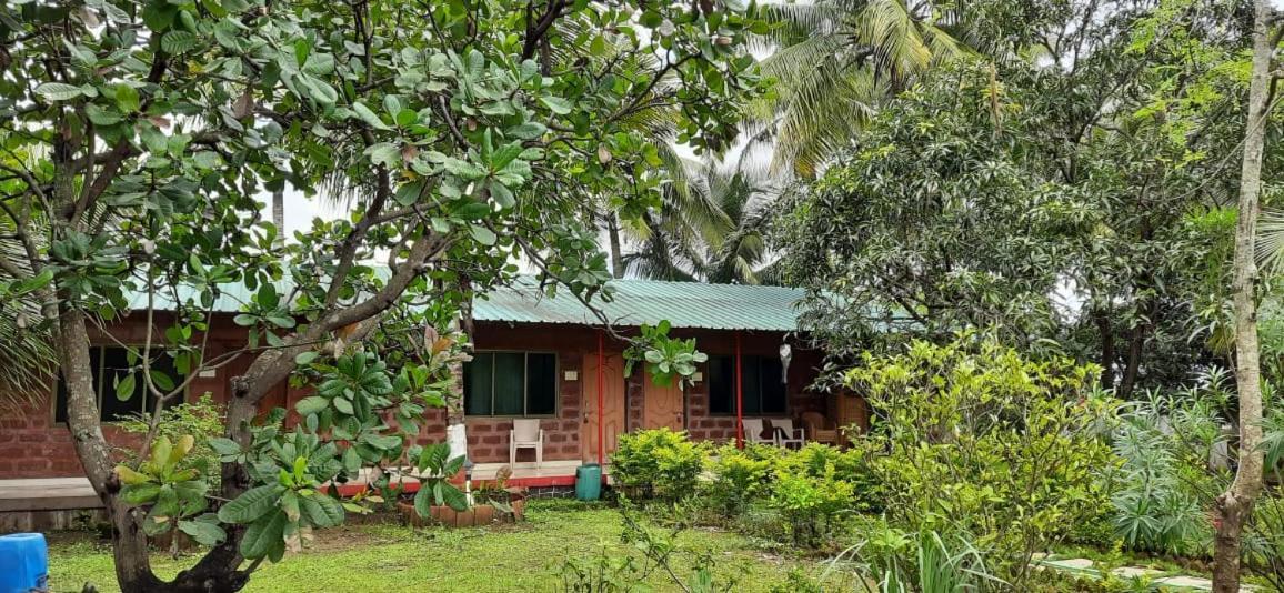 Prajakta Rest House Alībāg Eksteriør bilde